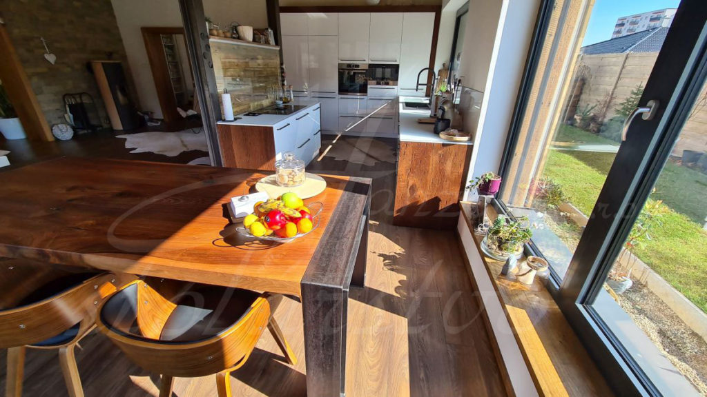 Kuchyňa spojená s jedálňou a obývačkou